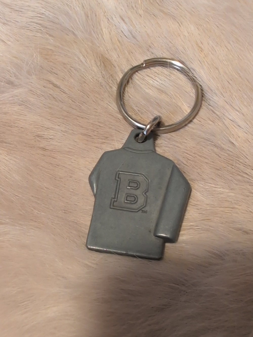 EUC Gray Metal Jersey Keychain - Boston Bruins